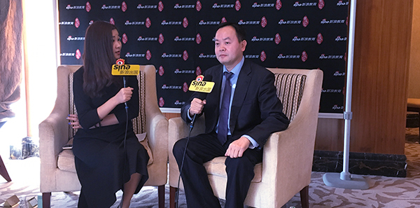 澳星移民副總裁George接受新浪盛典專訪并領(lǐng)取“2016中國品牌知名度移民機(jī)構(gòu)”獎牌